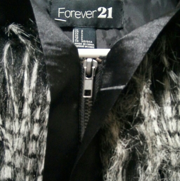🔥NWOT Zippered Faux Fur Vest🔥 - Picture 5 of 7